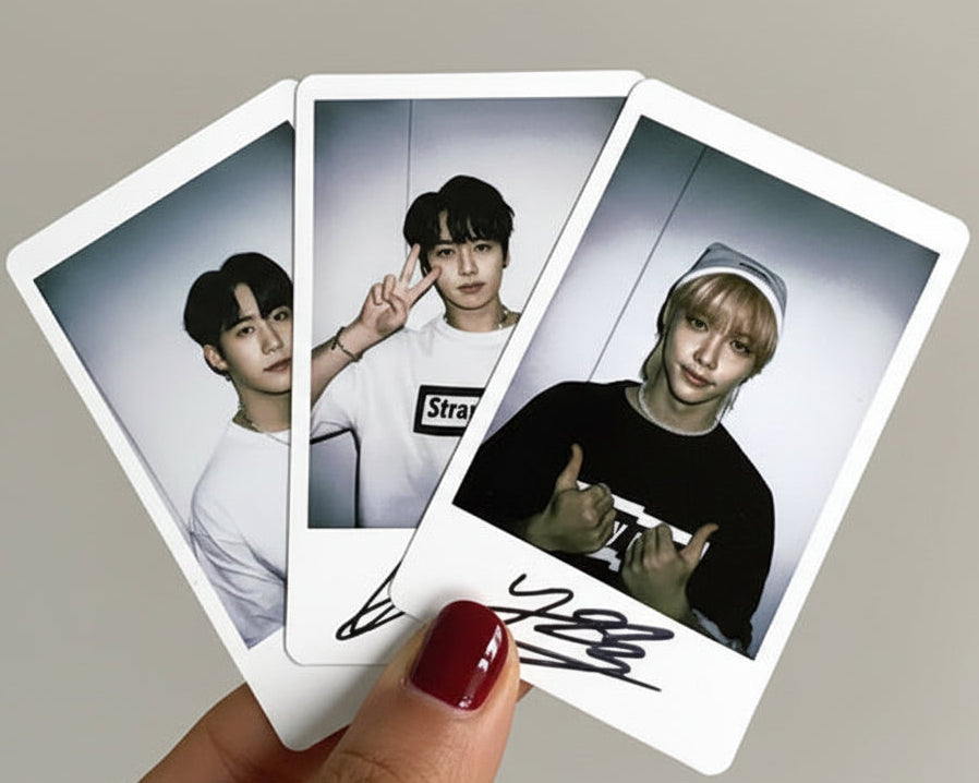 Photocards Stray Kids Polaroid tenues en main gros plan deux cartes avec signatures