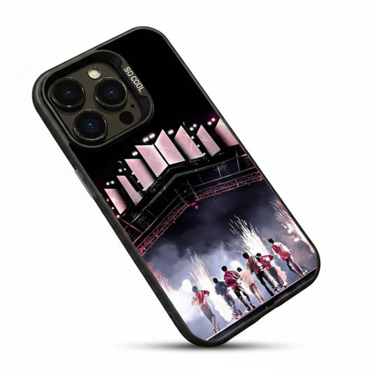 Coque telephone BTS kpop avec scene de concert et feux d artifice design merch fan iphone cover