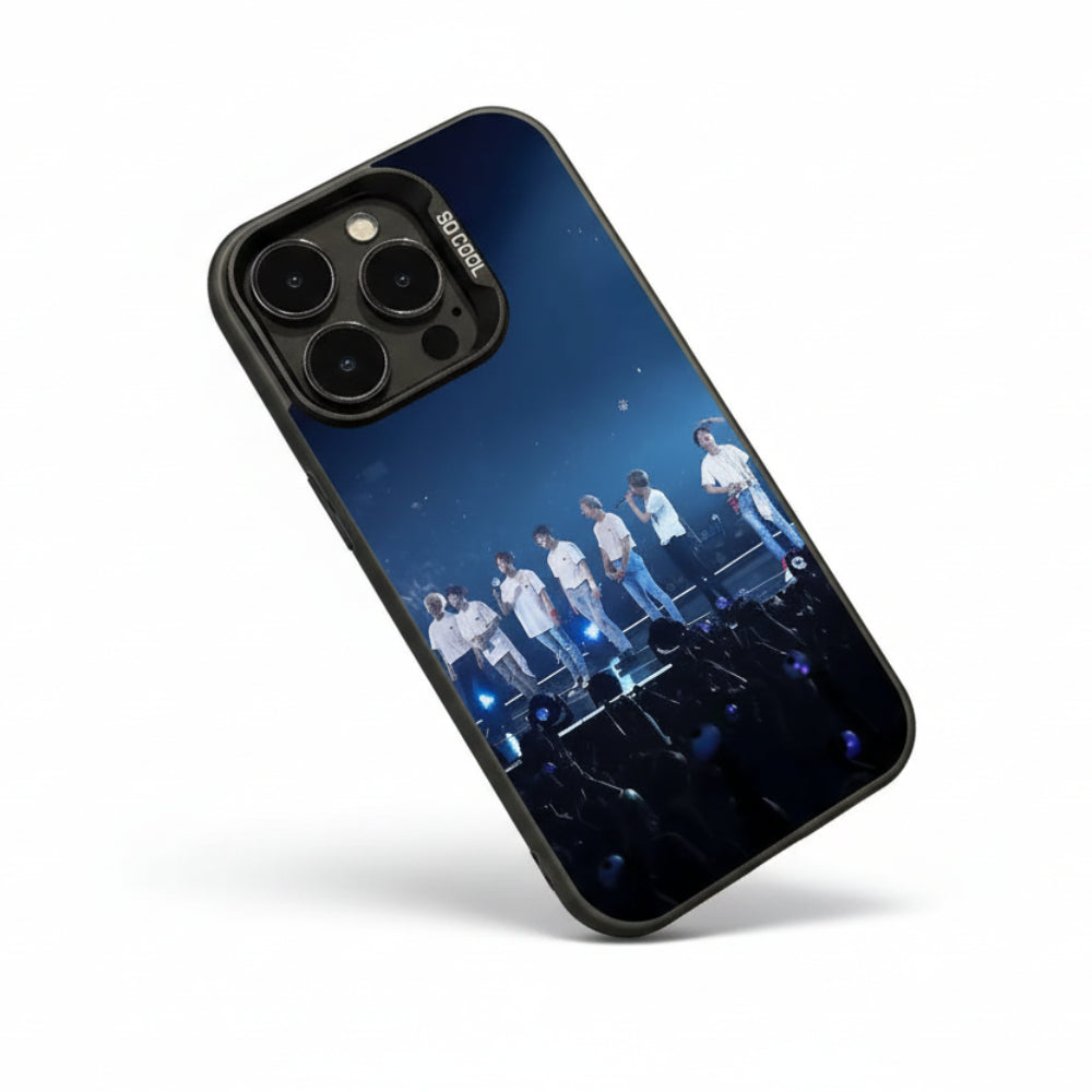 Coque telephone BTS kpop avec scene de concert et groupe sur scene design merch fan iphone cover