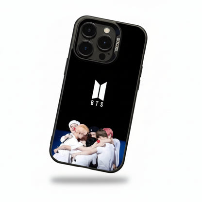 Coque telephone BTS kpop avec logo et photo du groupe en hug design merch fan iphone cover