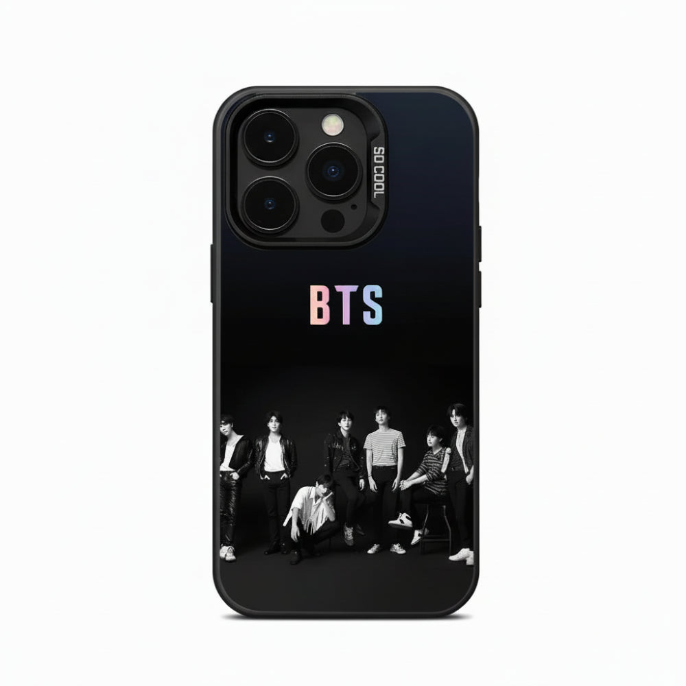 Coque telephone BTS kpop noire avec logo BTS et photo du groupe design merch fan iphone cover