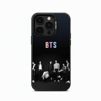 Coque telephone BTS kpop noire avec logo BTS et photo du groupe design merch fan iphone cover
