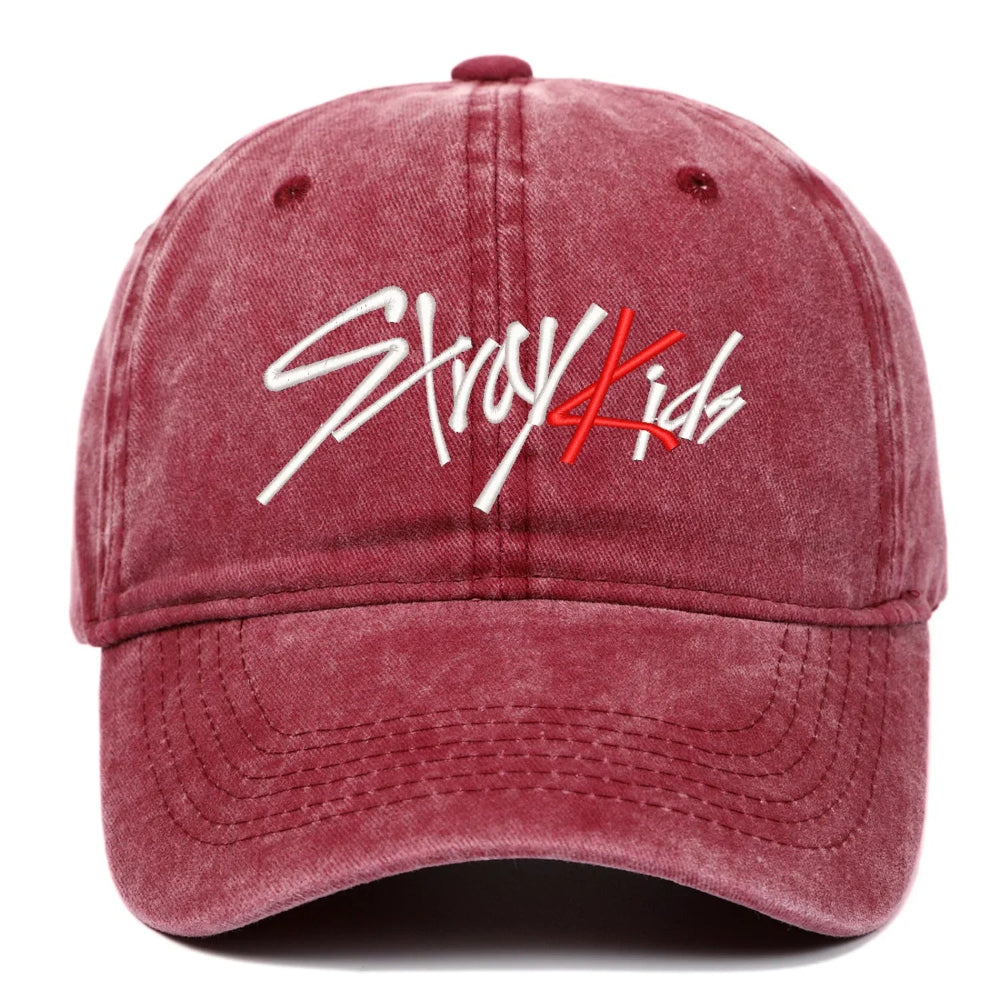 casquette rouge Stray Kids logo K-pop brodé